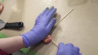 Karamel tatlılar ve üretimi şekerler, closeup lolipopu yapma