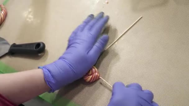 Vervaardiging van karamel snoep en snoep, close-up van een lolly maken — Stockvideo