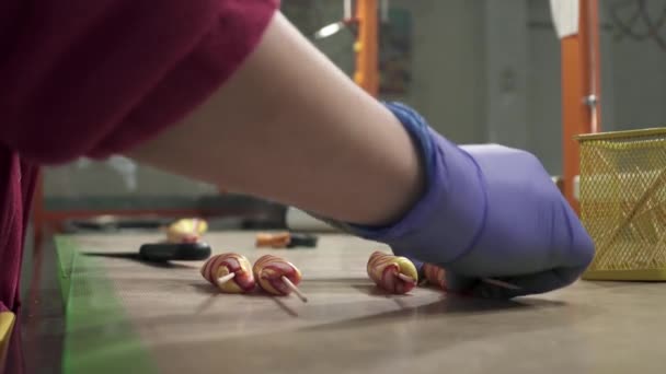 制造的焦糖甜点和糖果，专业制作棒棒糖 — 图库视频影像
