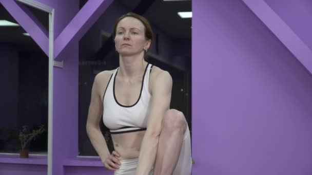 Primer plano de la mujer haciendo yoga avanzado extendido mano derecha a la pose del dedo gordo del pie — Vídeos de Stock