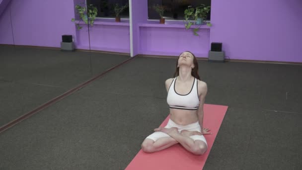 Žena dělat jógu, meditovat v lotosu představují na mat — Stock video