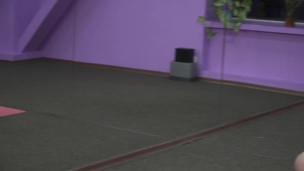 Жінка робить йогу відкритою рукою привітання іменем з позою лотоса і мудрами — стокове відео