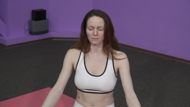 Primo piano di donna che fa yoga seduta e meditando — Video Stock