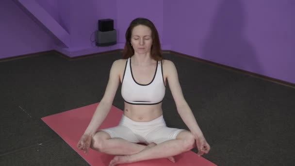 Крупный план женской йоги, делающей дыхательные упражнения — стоковое видео