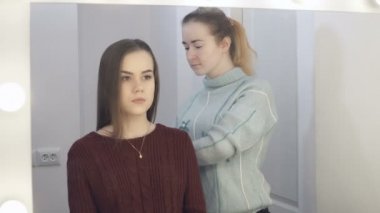 Genç kadın saç modeli istemciye yapma yansıması