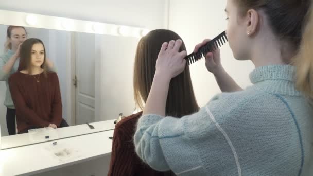 Fiatal nő fésülködés a haját ügyfelek — Stock videók