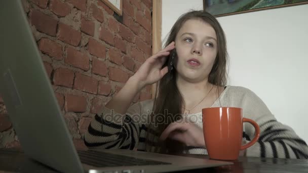 Adolescente chica sentada y hablando por teléfono — Vídeo de stock