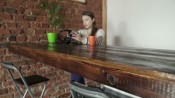 Teenager girl listening to music in headphones — Stock Video