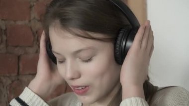 Müzik zevk genç kız closeup
