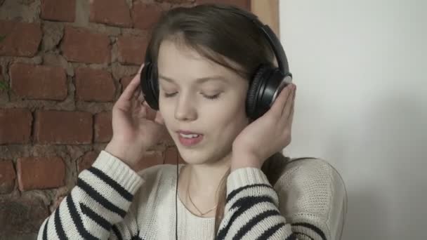 Крупный план девочки-подростка, слушающей музыку с телефона — стоковое видео