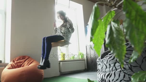 Дівчинка-підліток лізла на музичні гойдалки — стокове відео