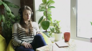 Kulaklık ve lisening müzik oturan genç kız