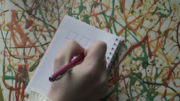Närbild av tonåring flicka att göra anteckningar i anteckningsboken — Stockvideo
