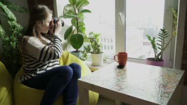 Kamera ile fotoğraf çekmek genç kız