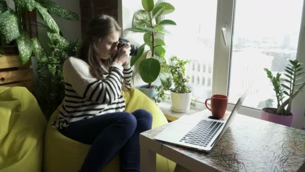 Tonåring flicka sittande på fåtölj och ta bilder med kameran — Stockvideo