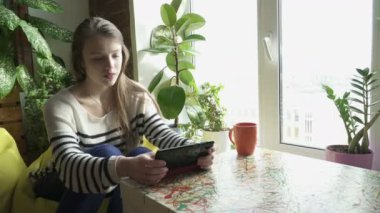 Tablet kullanan genç kız