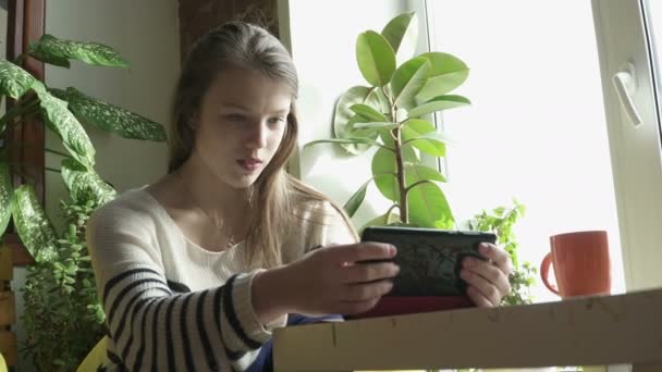 Primo piano di adolescente ragazza utilizzando tablet — Video Stock