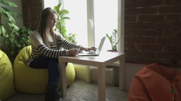 Adolescente chica sentada y usando tarjeta de crédito — Vídeos de Stock