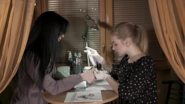Joven manicura maestro limar las uñas de las mujeres — Vídeos de Stock