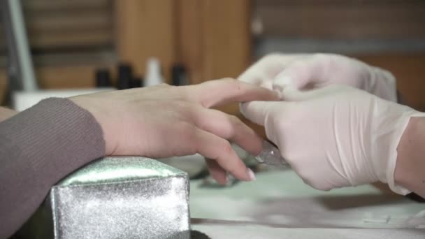 Manicure mestre se livrar do gel polonês — Vídeo de Stock