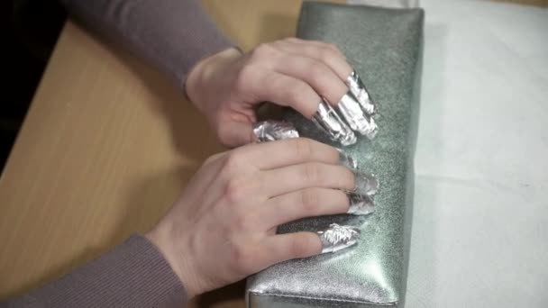 客户在铝箔的指甲 — 图库视频影像