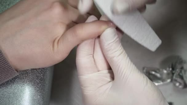 Manicure master riempiendo lo smalto gel — Video Stock
