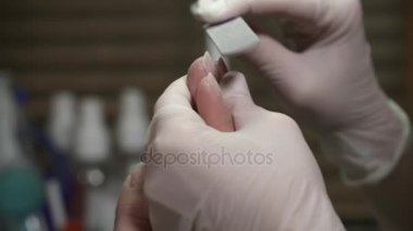 Ana müşteriler ele sahip ve çivi dosyalama manikür