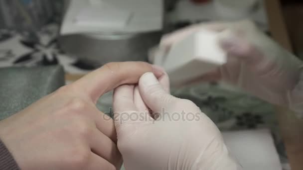 Primer plano del llenado de las uñas antes de la manicura — Vídeos de Stock