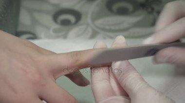 Tırnak tırnak törpüsü ile dosyalama ana manikür