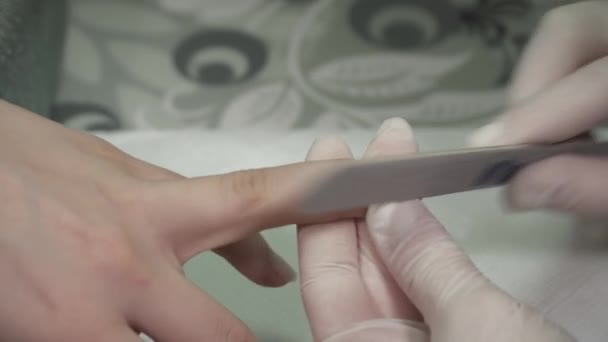 Manicure master filing the nails with the nail file — Stock Video