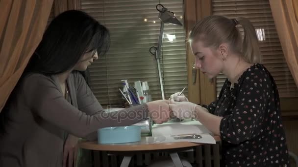 Мастер маникюра работает с клиентами ногтями — стоковое видео