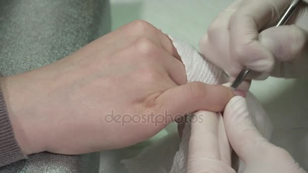 Close-up van manicure meester het wegwerken van de cuticula — Stockvideo