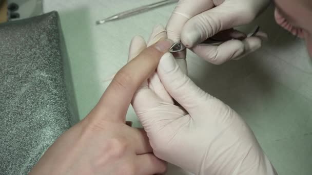 Close-up van manicure meester snijden de cuticula — Stockvideo