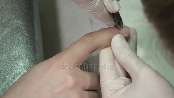 Close-up van manicure meester de cuticula op één vinger snijden — Stockvideo