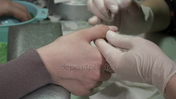 Primo piano del maestro di manicure nei guanti tagliando le cuticole — Video Stock