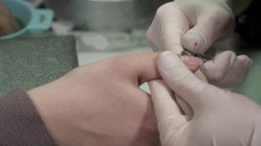 Portre cuticula üstünde parmak tırnak kesme manikür ustası