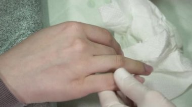 Portre cuticula farklı parmak kesme manikür ustası