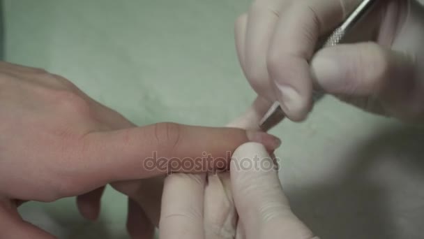 Manicure meester werken met de manicure-gereedschappen — Stockvideo
