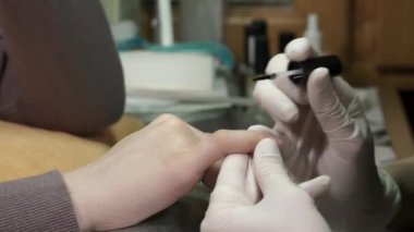 Temel boyasıyla tırnak parlatma manikür ustası