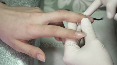 Çivi şeffaf boyasıyla parlatma