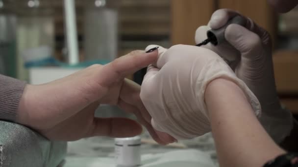 Manicura maestro uñas de pulido con el esmalte negro — Vídeos de Stock