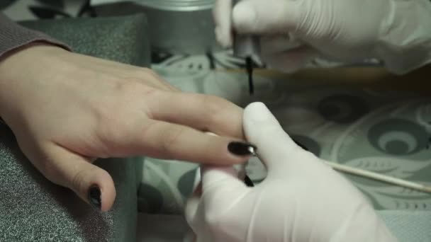 Klant heeft de manicure met de gel pilish gedaan — Stockvideo