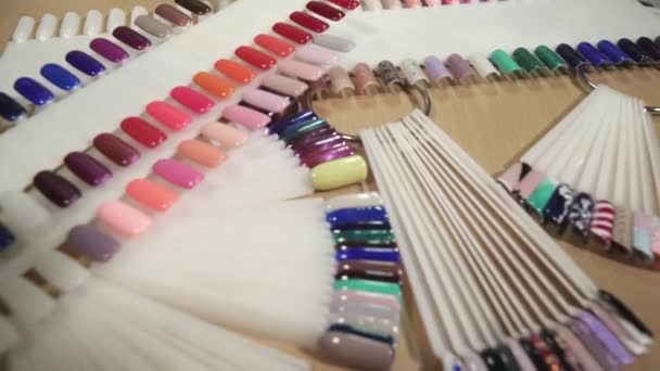 Diferentes plantillas de uñas coloreadas con los diferentes esmaltes — Vídeo de stock