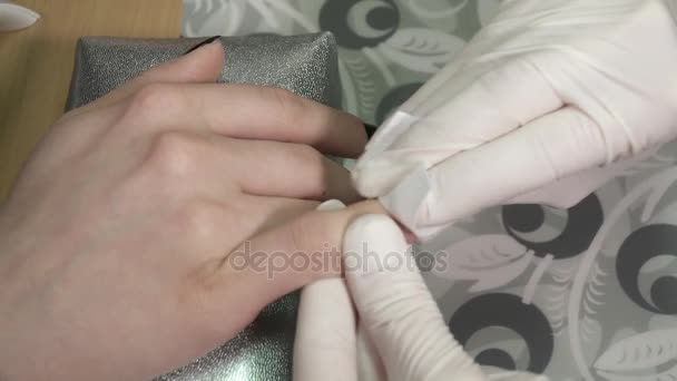 Mestre manicure limpa a camada pegajosa do polonês gel — Vídeo de Stock