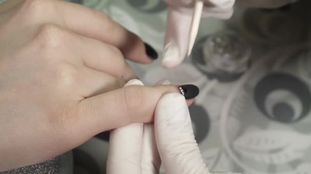 Manicure maestro applicando le scintille alle unghie — Video Stock