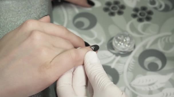 Manicure master making manicure with the sparkles — Stock Video