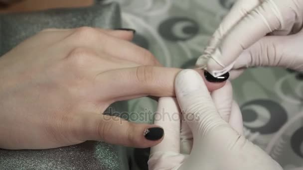 Крупный план очистки липкого слоя ногтей — стоковое видео