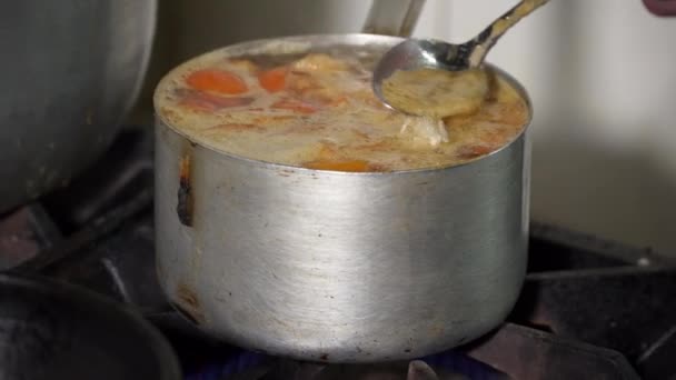 Close-up van soep boling in de pot — Stockvideo