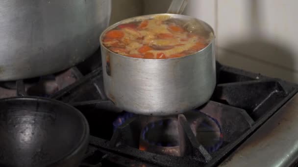 Суп кипит на плите — стоковое видео
