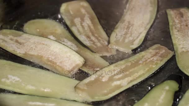 Primer plano de la berenjena rebanada freír en el aceite ligero — Vídeo de stock